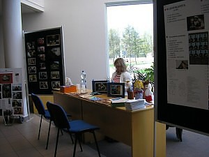 Martina Hanusov sed u prezentanho stolku KPH