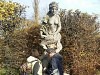 Honza B. s prvodkyn si prohl hmatem sochu v zmeckm parku