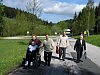 Na cest od Harrachova - Jitka M. na vozku s maminkou Zdenou, Miluka K. se dr vozku, vedle Josef K. a Jirka C.