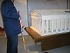 Otk N. pozoruje model chrmu eckho Parthenonu