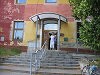 Martina Hanusov stoj ve vchodu Mstsk knihovny v Beroun